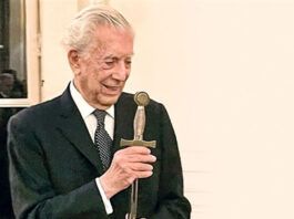 Mario Vargas Llosa recibió su espada de miembro de la Academia Francesa