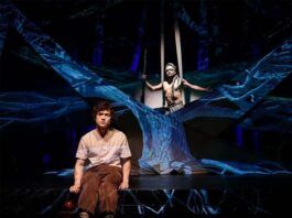 El Teatro Británico presenta 'Un monstruo viene a verme', una emotiva adaptación teatral