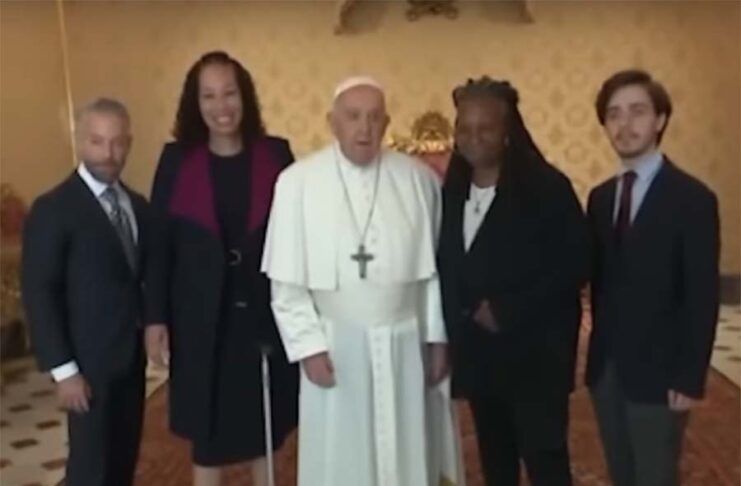 Whoopi Goldberg se Reúne con el Papa Francisco en el Vaticano