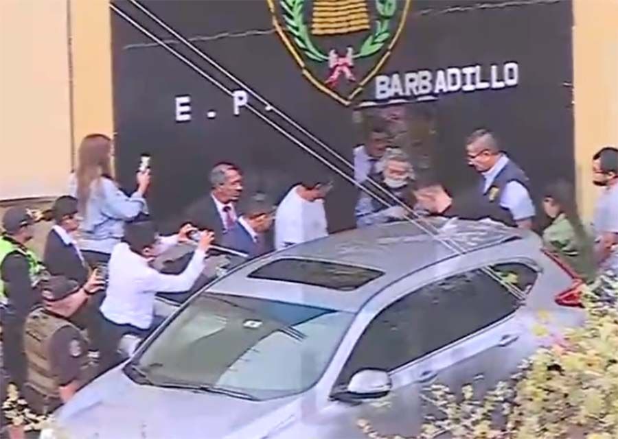 Momento en que el expresidente Alberto Fujimori sale del penal