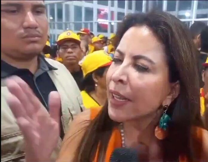 Patricia Chirinos, parlamentaria de Avanza País, responde enérgicamente a periodista en audiencia pública